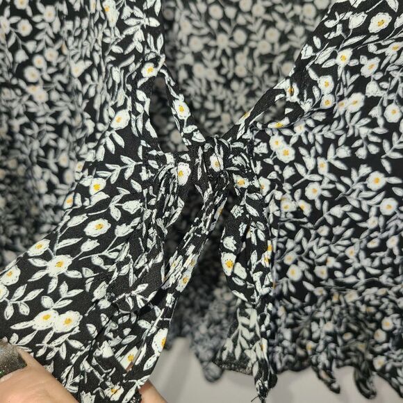 Shein Boho Ditzy Daisy Print Crop Front Tie Shirt (M) - Picture 3 of 8
